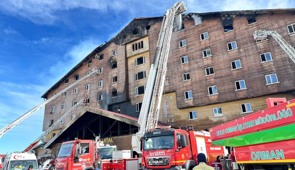 epa11841535 A handout photo made available by Sakarya Municipality Fire Department shows firefighters working at the site of the fire that broke out in a hotel in the Kartalkaya Ski Resort in Bolu, Turkey, 21 January 2025. According to the Turkish Interior Minister Ali Yerlikaya, at least ten people died and 32 others were injured in the hotel fire. EPA/SAKARYA FIRE DEPARTMENT HANDOUT HANDOUT EDITORIAL USE ONLY/NO SALES