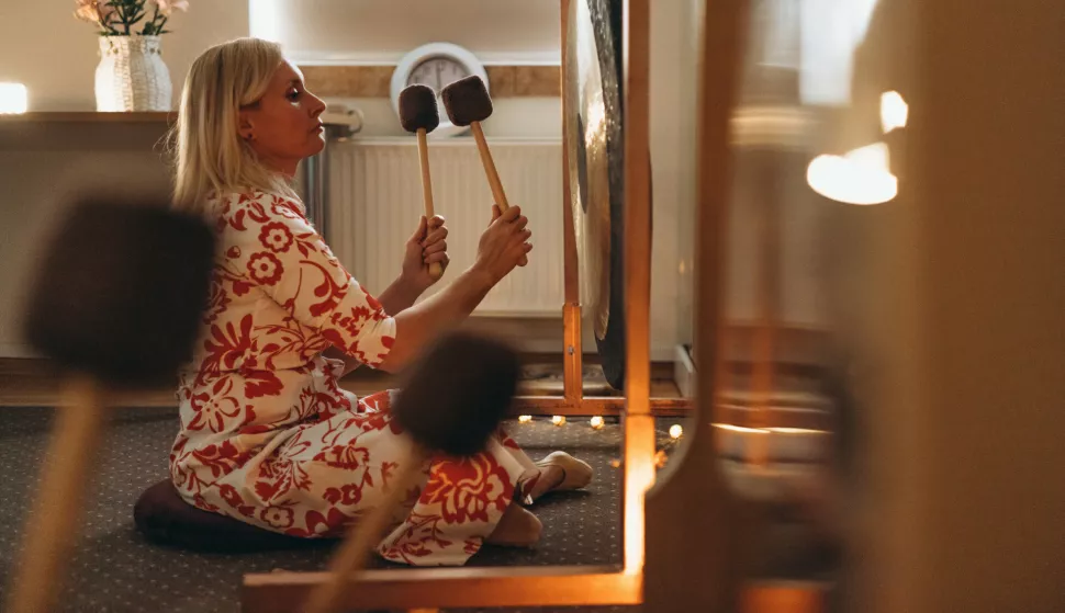 Zvučna kupka - gongovi - Mirta Šulmajster Šodić - Yoga Home Centar osobne moćiOsijek, 2023.Snimio: Tomislav Šilovinac