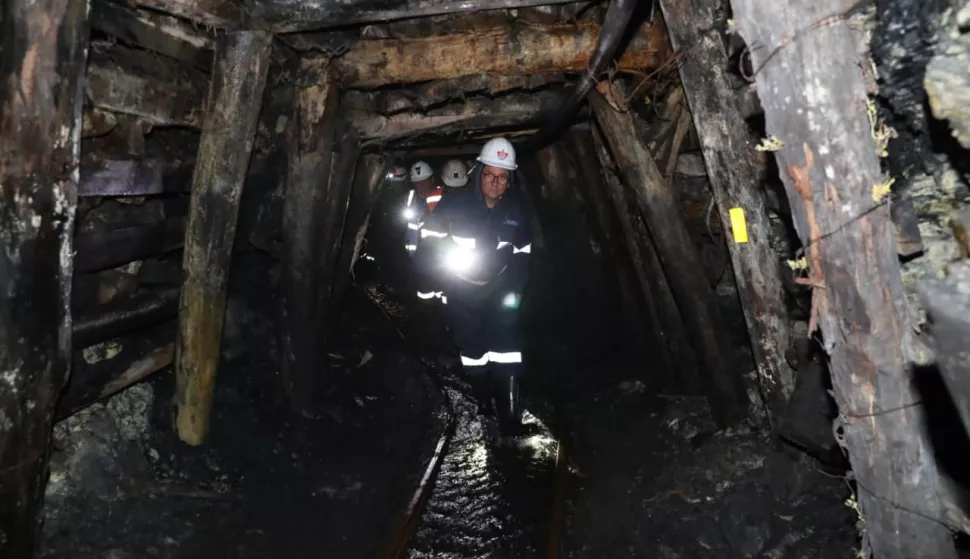 epa07340960 A handout photo made available by the Energy and Mining Ministry of Peru shows a group of rescue workers during an attempt to free four trapeed miners at the Pampahuay coal mine, in Oyon municipality, Peru, 02 February 2019 (issued 03 February 2019). A rescue operation for four trapped miners is expected to be almost finished, the Ministry informed, as rescuers were about to complete a tunnel only four meters away from the chamber where the miners are believed to be situated. EPA/ENERGY AND MINING MINISTRY HANDOUT HANDOUT EDITORIAL USE ONLY/NO SALES