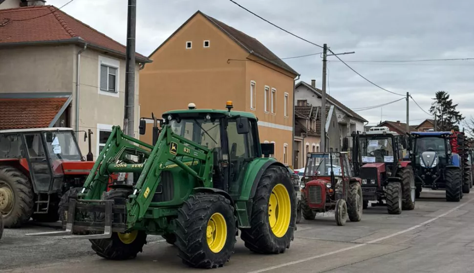 Nijemci, 13.1.2025.- Nezadovoljni poljoprivrednici s podru?ja Op?ine Nijemci, nedaleko od Vinkovaca, i u ponedjeljak su nastavili sa svojim prosvjedima u okviru kojih su blokirali jednu kolni?ku traku ispred zgrade Op?ine. Razlog njihovog prosvjeda su rezultati Natje?aja o dodjeli dr?avnog poljoprivrednog zemlji?ta za koje ka?u da nisu korektni i da je zemlja dijeljenja prijateljima, kumovima kao i ?lanovima u?e obitelji. Na tom pro?logodi?njem natje?aju dijeljeno je 305 hektara zemlje gdje sto?ari nisu dobili ni?ta. foto HINA/ ua