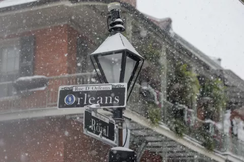 epa11843482 A street sign in the French Quarter is obscured by a snow shower during a rare winter storm in New Orleans, Louisiana, USA, 21 January 2025. A winter storm is affecting most of the Gulf Coast of the southern United States. The storm has hampered travel and closed schools and businesses in the area. EPA/DERICK HINGLE