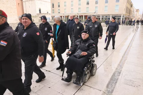 Zadar, 22.01.2025. - Mimohod pripadnika OSRH I MUP-a s ratnim zastavama povodom 32. obljetnice Vojno-redarstvene operacije Maslenica.Foto HINA/Zvonko KUCELIN