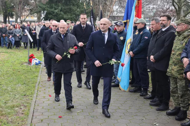 Zadar, 22.01.2025. - Odavanje počasti poginulim hrvatskim braniteljima povodom 32. obljetnice Vojno-redarstvene operacije Maslenica kod spomen-obilježja Kocka.Na fotografiji: Tomo Medved, Ivan Anu&scaron;ić i &Scaron;ime erlić, Foto HINA/Zvonko KUCELIN