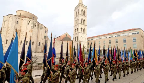 Zadar, 22.01.2025. - Mimohod pripadnika OSRH I MUP-a s ratnim zastavama povodom 32. obljetnice Vojno-redarstvene operacije Maslenica.Foto HINA/Zvonko KUCELIN