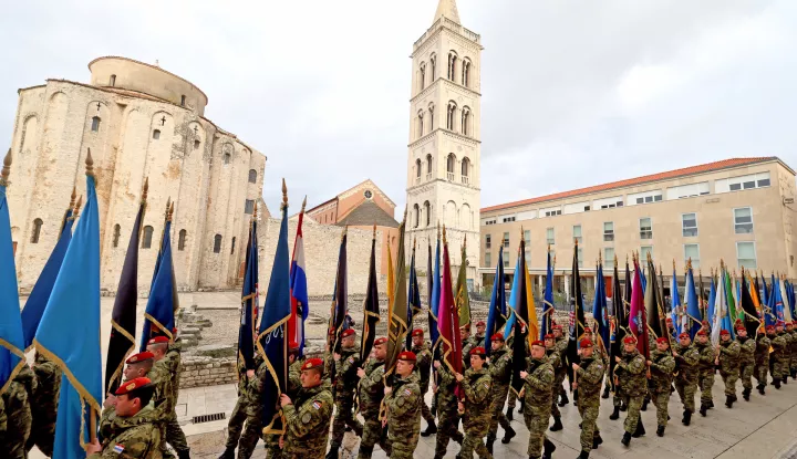 Zadar, 22.01.2025. - Mimohod pripadnika OSRH I MUP-a s ratnim zastavama povodom 32. obljetnice Vojno-redarstvene operacije Maslenica.Foto HINA/Zvonko KUCELIN