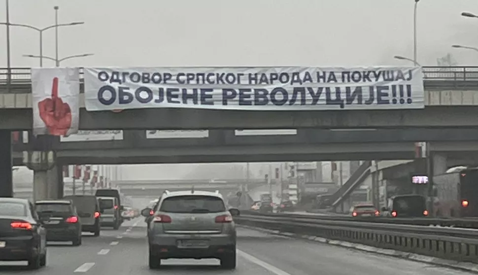 Beograd, 22.01.2025. - Simbol crvenih šaka, koji predstavlja solidarnost u prosvjedima nakon tragedije na kolodvoru u Novom Sadu, našao se na meti vladajuće Srpske napredne stranke čiji su aktivisti u protukampanji počeli iscrtavati vulgarnu varijaciju s isturenim srednjim prstom, što je izazvalo salve kritika i osuda. foto HINA/ FoNet/ tm