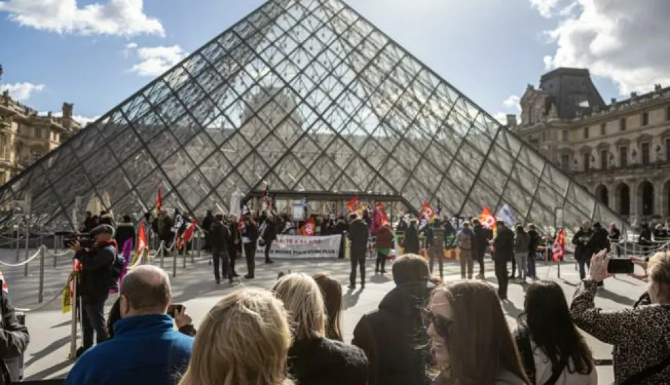 epa10545203 Visitors wait outside the Louvre Museum as its employees block entrance during a demonstration to protest against the government's pension reform in Paris, France, 27 March 2023. France faces an ongoing national strike against the government's pensions reform after Prime Minister Elisabeth Borne on 16 March announced the use of article 49 paragraph 3 (49.3) of the Constitution of France to have the text on the controversial pension reform law to be definitively adopted without a vote. EPA/CHRISTOPHE PETIT TESSON