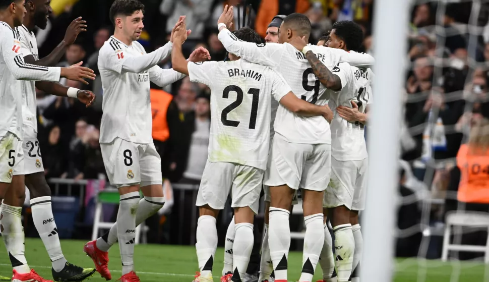 epa11836968 Real Madrid's players celebrate the 4-1 goal during the Spanish LaLiga soccer match between Real Madrid and UD Las Palmas, in Madrid, Spain, 19 January 2025. EPA/FERNANDO VILLAR