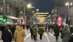 Beograd, 22.12.2024. - Tisuće ljudi okupilo se u Beogradu u nedjelju na zajedničkom prosvjedu studenata u jeku blokada više od 50 fakulteta kojima studenti zahtjevaju odgovornost vlasti za pogibiju 15 osoba na željezničkom kolodvoru u Novom Sadu i kaznenu odgovornost za nasilnike na demonstracijama diljem Srbije poslije novosadske tragedije. Još tisuće stižu bočnim ulicama. foto HINA/ Velimir ILIĆ/ ml