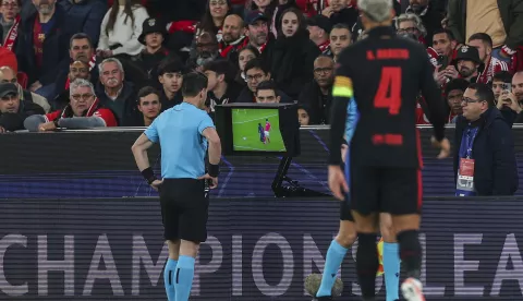 epa11843219 The referee Danny Makkelie watches the VAR during the UEFA Champions League soccer match between Benfica and Barcelona held at Luz Stadium in Lisbon, Portugal, 21 January 2025. EPA/MIGUEL A. LOPES