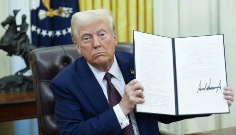 epa11848354 US President Donald Trump signs executive orders in the Oval Office of the White House in Washington, DC, USA, 23 January 2025. EPA/YURI GRIPAS/POOL