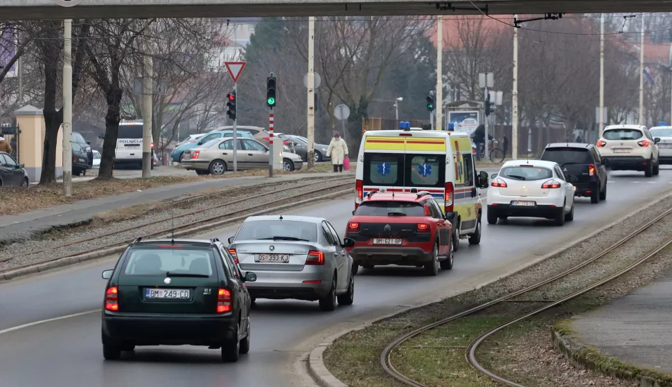 Osijek, 26. 01. 2022, Ulica Cara Hadrijana, podvoznjak kod HEP Plina. Promet. Slobodnjak.snimio GOJKO MITIĆ