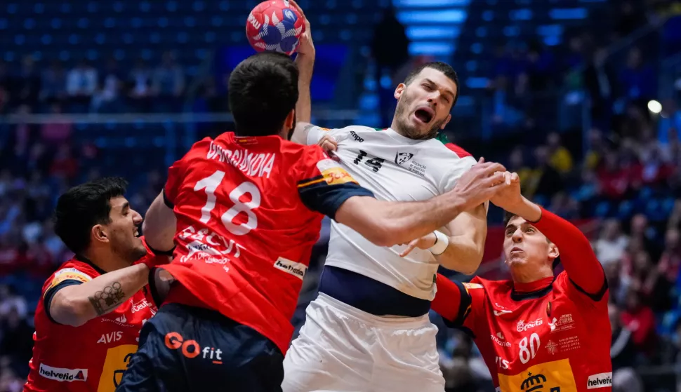 epa11849811 Portugal's Rui Silva (C) in action during the IHF Men's Handball World Championship 2025 main round match between Spain and Portugal, in Oslo, Norwa, 24 January 2025. EPA/Stian Lysberg Solum NORWAY OUT