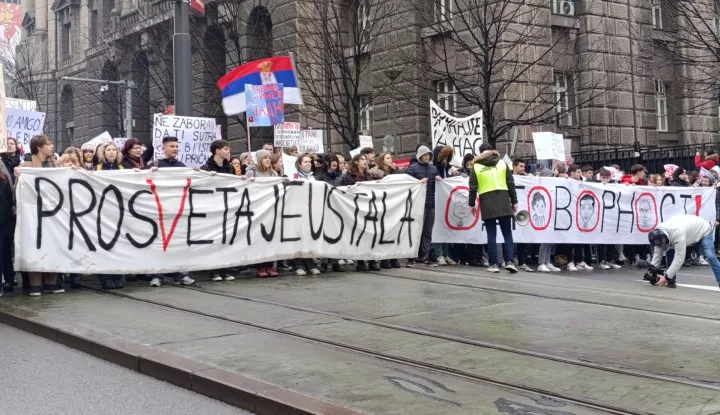 Beograd, 24.01.2025. - U opći štrajk u Srbiji, na koji su pozvali studenti poslije dvomjesečnih blokada fakulteta zbog tragedije na novosadskom željezničkom kolodvoru, u petak su se uključili brojni poduzetnici, udruge, djelatnici kulture i pojedini mediji, dok vladajuća Srpska napredna stranka (SNS) popodne organizira skup "pokreta za narod". foto HINA/ FoNet/ tm