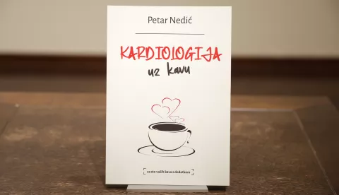 Osijek, 24. 01. 2025., Knjižara Nova, Kardiologija uz kavu, promocija, predstavljanje knjige, Petar Nedić - autorSNIMIO BRUNO JOBST