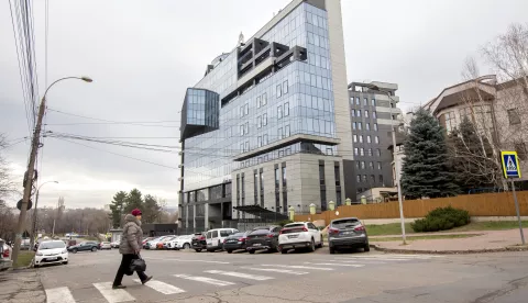 epa11809301 A woman crosses the street near the Moldovagaz building in Chisinau, Moldova, 06 January 2025. Russian energy giant Gazprom suspended natural gas supplies to Moldova as of 01 January 2025, citing unpaid debts. At the same time, Gazprom said it had stopped after Ukraine refused to renew a transit agreement. In the Russia-backed breakaway region of Transnistria, also supplied with Russian gas, energy company Tirasteploenergo urged residents to dress warmly, gather family members together in a single room, hang blankets or thick curtains over windows, and use electric heaters. EPA/DUMITRU DORUMoldavija, Kišinjev