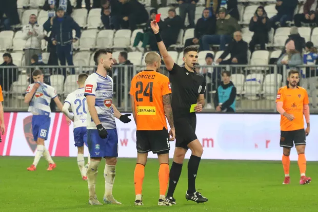 Osijek, 24. 01. 2025, Opus Arena. Nogomet. SuperSport HNL 24/25. Osijek - &Scaron;ibenik. Igrač &Scaron;ibenika Roberto Punčec (24, crveni karton).snimio GOJKO MITIĆ