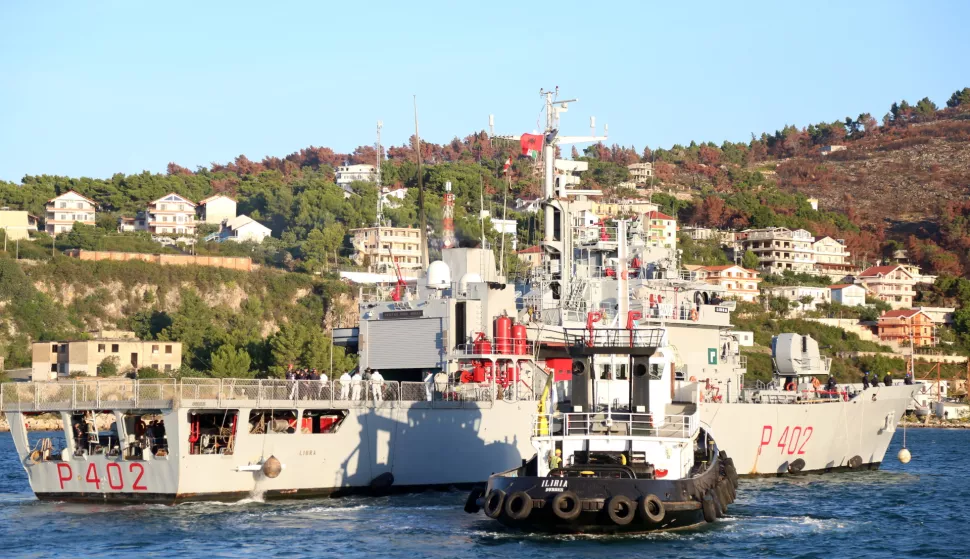 epa11661880 An Italian navy boat carrying migrants intercepted in Italian waters arrives at Shengjin, Albania, 16 October 2024. Italy has begun sending migrants rescued in the Mediterranean to detention centers in Albania, where their asylum claims will be processed. The plan, finalized in February 2024, allows Italy to transfer up to 36,000 asylum seekers to Albania annually, with the goal of deterring migrants from attempting to reach Italy. While the Italian government and some EU leaders support the program, human rights groups criticize it for potentially putting migrants at risk and exposing them to rights violations. EPA/MALTON DIBRA