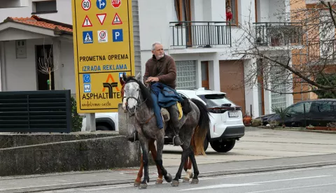 Zagreb, 26.1.2025.- Neobi?ne scene na vrgora?kim ulicama, putnici iz ?panjolske na konjima su pro?li kroz Vrgorac. foto HINA/ Jure DIVI?/ jd