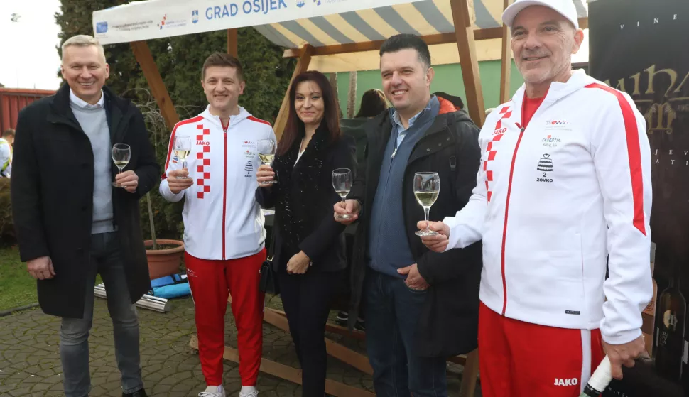 Osijek, 26. 01. 2025, Zeleno polje, TK Olimpija. Djeca savnoskih klubova pripremila doček Davis Cup reprezentaciji Hrvatske. Druženje i podjela loptica i autograma...Tihomir Florijančić, Zdravko Marić, Nataša Tramišak, Vinar Hrvoje Mihalj i ...snimio GOJKO MITIĆ