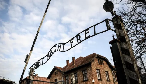 27 January 2020, Poland, Oswiecim: The gate with the lettering "Arbeit macht frei" on the edge of the commemoration of the 75th anniversary of the liberation of the former German concentration camp Auschwitz. Photo: Britta Pedersen/dpa-Zentralbild/ZB /DPA/PIXSELL