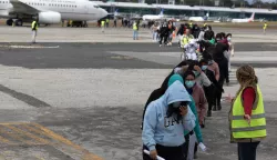 epaselect epa11802888 Guatemalan citizens get off a plane after arriving from the United States at the Guatemalan Air Force base, in Guatemala City, Guatemala, 02 January 2025. Guatemala received the first four deportation flights of 2025 sent by the United States with 522 people, after closing last year with more than 61,000 nationals of this Central American country expelled from U.S. territory. EPA/DAVID TORO