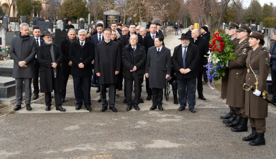 Zagreb, 27.01.2025. - Predsjednik Hrvatskoga sabora Gordan Jandroković predvodio je izaslanstvo Hrvatskoga sabora u povodu obilježavanja Međunarodnog dana sjećanja na žrtve Holokausta te položiti vijenac na Židovskom groblju ispred skulpture "Mojsije" na Gradskom groblju Mirogoj.foto HINA/ Edvard ŠUŠAK/ es