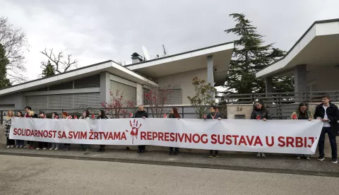 Zagreb, 27.01.2025 - Ženska mreža Hrvatske i Centar za ženske studije organizirali su ispred Veleposlanstva Republike Srbije u RH mirnu akciju solidarnosti sa svim žrtvama represivnog sustava u Srbiji i pritom pružili punu podršku i solidarnost svim studentima i studenticama te građanima i građankama Republike Srbije u njihovom nastojanju da blokadom te generalnim štrajkom, upozore na stanje ljudskih prava u Republici Srbiji.foto HINA/ Damir SENČAR/ ds