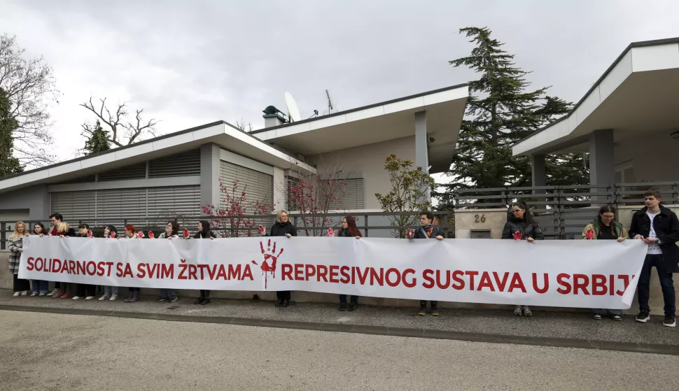 Zagreb, 27.01.2025 - Ženska mreža Hrvatske i Centar za ženske studije organizirali su ispred Veleposlanstva Republike Srbije u RH mirnu akciju solidarnosti sa svim žrtvama represivnog sustava u Srbiji i pritom pružili punu podršku i solidarnost svim studentima i studenticama te građanima i građankama Republike Srbije u njihovom nastojanju da blokadom te generalnim štrajkom, upozore na stanje ljudskih prava u Republici Srbiji.foto HINA/ Damir SENČAR/ ds