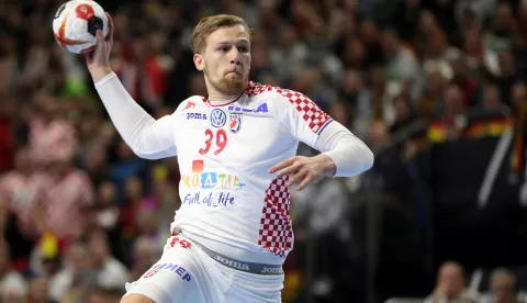 epa07307337 David Mandic (R) of Croatia in action during the main round group one match between Croatia and Germany at the IHF Men's Handball World Championship in Cologne, Germany, 21 January 2019. EPA/FRIEDEMANN VOGEL