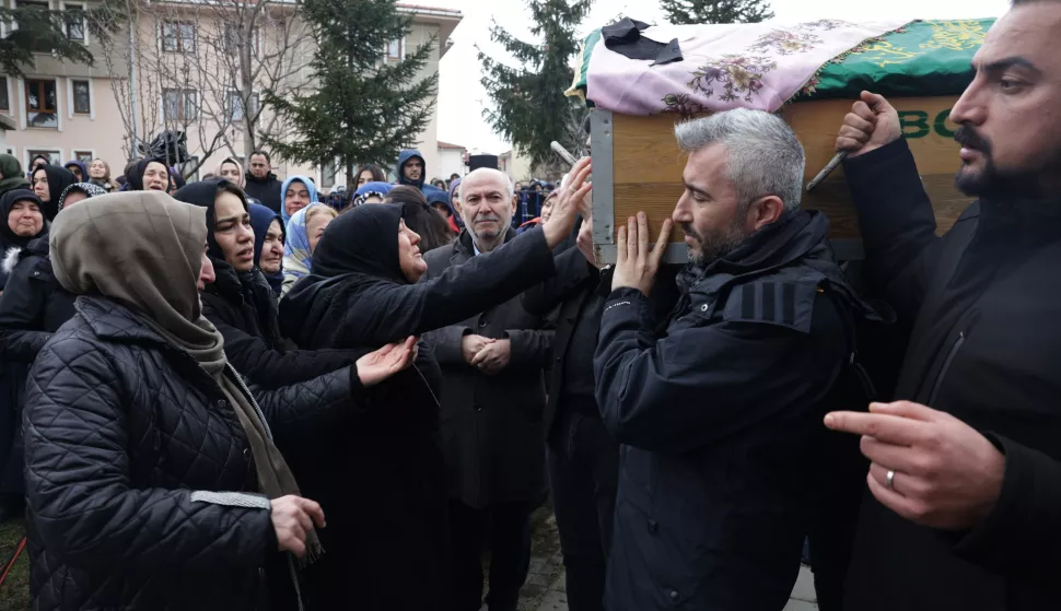 epa11844943 Relatives carry a coffin during the funeral of eight victims of a hotel fire in Bolu, Turkey, 22 January 2025. According to the Turkish interior minister, at least 76 people were killed when a fire broke out at the Kartalkaya Ski Resort in Bolu on 21 January. EPA/Adem Altan/POOL