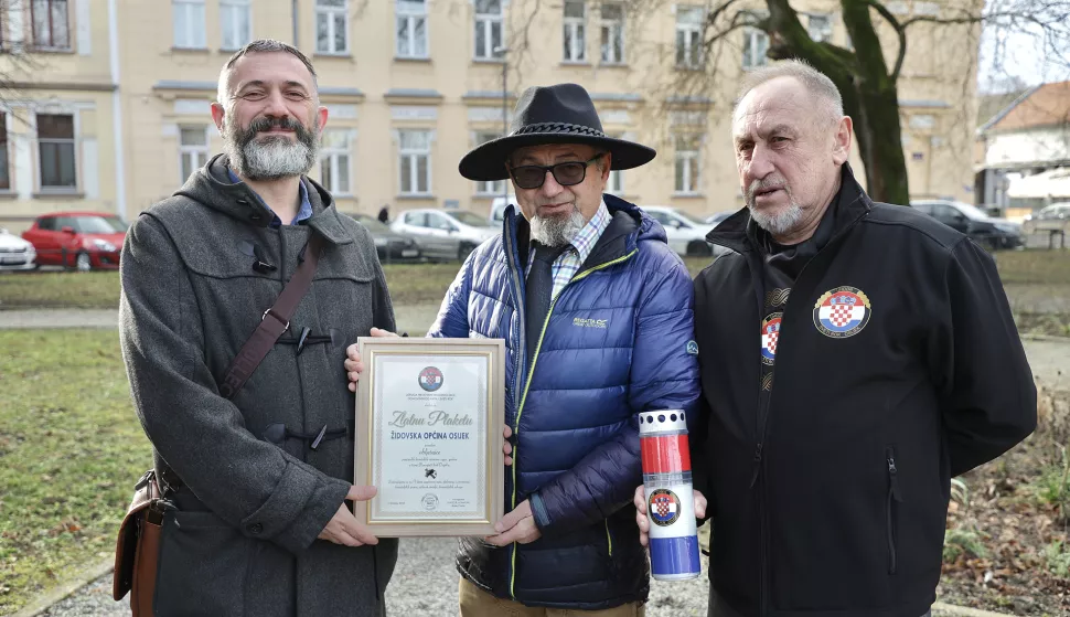 Osijek, 25. 01. 2025., Park Oscara Nemona, Dan sjećanja na žrtve holokausta, obilježavanje, Damir Lajoš - predsjednik Židovske općine Osijek; Boris Lichtenthal; Robert Šafar - UHSDR Sveti RokSNIMIO BRUNO JOBST