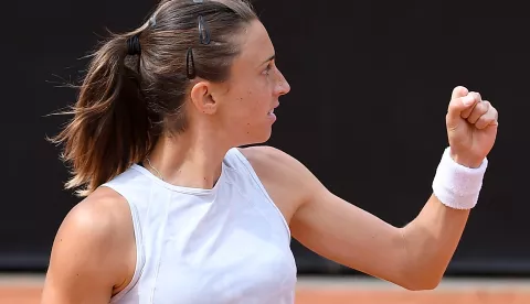 epa09198939 Petra Martic of Croatia in action against Jessica Pegula of the US during their women's singles quarter final match at the Italian Open tennis tournament in Rome, Italy, 14 May 2021. EPA/ETTORE FERRARI