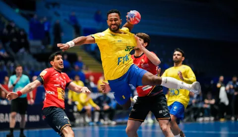 epa11855330 Brazil's Vinicios Angelo Lima De Carvalho during the IHF Men's Handball World Championship 2025 match between Spain and Brazil in Fornebu, Norway, 26 January 2025. EPA/Beate Oma Dahle NORWAY OUT