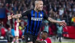 epa07067464 Radja Nainggolan of Inter Milan celebrates after scoring the 1-1 goal during the UEFA Champions League soccer match between PSV Eindhoven and Inter Milan in Eindhoven, the Netherlands, 03 October 2018. EPA/JOEP LEENEN