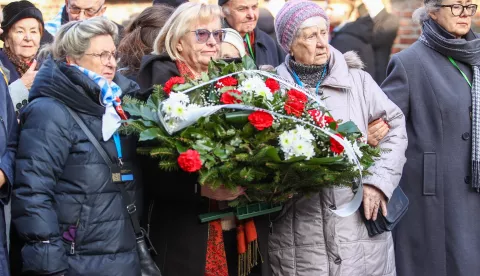 epa11856045 Former prisoners and their guests attend a wreath-laying ceremony in front of the Death Wall during the ceremonies marking the 80th anniversary of the liberation of the former Nazi-German concentration and extermination camp KL Auschwitz-Birkenau, in Oswiecim, Poland, 27 January 2025. The largest of the German Nazi death camps, KL Auschwitz-Birkenau, was liberated by the Soviet Red Army on 27 January 1945. The world commemorates its liberation by observing International Holocaust Remembrance Day annually on 27 January. EPA/Jarek Praszkiewicz POLAND OUT