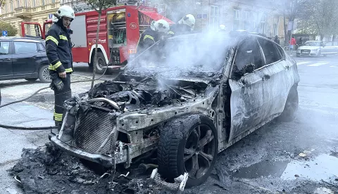 Osijek, 09.04. 2023, Jagerova ulica, krizanje sa Adamovicevom ulicom, pozar, izgorio automobil, oko 6 sati ujutro, samo materijalna steta, vatrogasna sluba, MUPSNIMIMO BRUNO JOBST