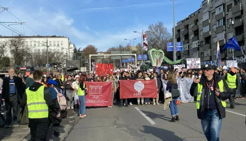 Beograd, 27.01.2025. - Nekoliko tisuća studenta beogradskog sveučilišta počelo je u ponedjeljak 24-satnu blokadu Autokomande - jednog od ključnih prometnih čvorova u Beogradu, nastavljajući time svoje prosvjede kojima su već dulje od dva mjeseca blokirali više od 60 fakulteta u sva četiri državna sveučilišna centra. Na fotografiji studenti stižu na kružni tok i petlje na Autokomandi, pred blokadu koja je najavljena za 10 sati. foto HINA/ FoNet/ Sofija VUKAJLOVIĆ/ ml