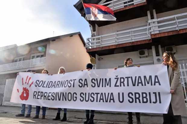 Vukovar, 27.01.2025. - Akcija "Solidarnost sa svim žrtvama represivnog sustava u Srbiji" u organizaciji Udruge žena Vukovar, ispred Konzulata Republike Srbije u Republici Hrvatskoj. foto HINA/ Gordan PANIĆ/ gp
