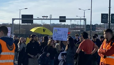 Beograd, 27.01.2025. - Nekoliko tisuća studenta beogradskog sveučilišta počelo je u ponedjeljak 24-satnu blokadu Autokomande - jednog od ključnih prometnih čvorova u Beogradu, nastavljajući time svoje prosvjede kojima su već dulje od dva mjeseca blokirali više od 60 fakulteta u sva četiri državna sveučilišna centra. Na fotografiji studenti stižu na kružni tok i petlje na Autokomandi, pred blokadu koja je najavljena za 10 sati. foto HINA/ FoNet/ Sofija VUKAJLOVIĆ/ ml