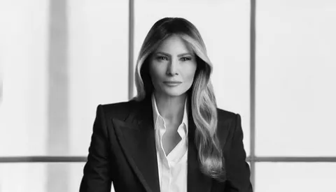 WASHINGTON, 28. siječnja 2025. (Hina) - Prva dama Sjedinjenih Država Melania Trump u ponedjeljak je objavila svoj službeni portret u crno-bijeloj tehnici, a snimila ju je belgijska fotografkinja Regine Mahaux koja s obitelji Trump surađuje više od 20 godina, objavili su američki mediji.