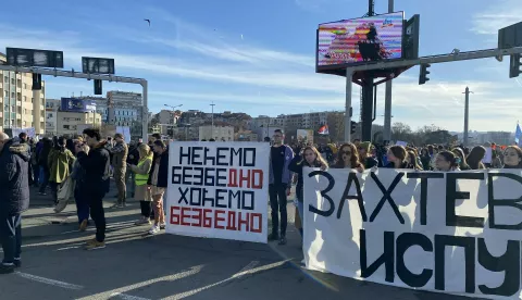 Beograd, 27.01.2025. - Nekoliko tisuća studenta beogradskog sveučilišta počelo je u ponedjeljak 24-satnu blokadu Autokomande - jednog od ključnih prometnih čvorova u Beogradu, nastavljajući time svoje prosvjede kojima su već dulje od dva mjeseca blokirali više od 60 fakulteta u sva četiri državna sveučilišna centra. Na fotografiji studenti stižu na kružni tok i petlje na Autokomandi, pred blokadu koja je najavljena za 10 sati. foto HINA/ FoNet/ Sofija VUKAJLOVIĆ/ ml