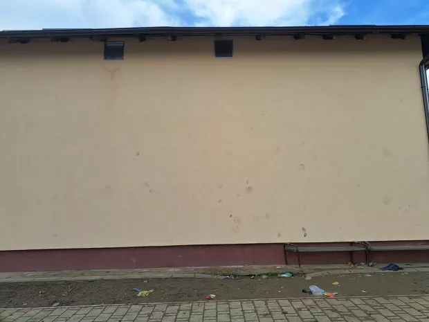 Fasadu Doma djeca uni&scaron;tavaju loptom: Općina će naplatiti roditeljima