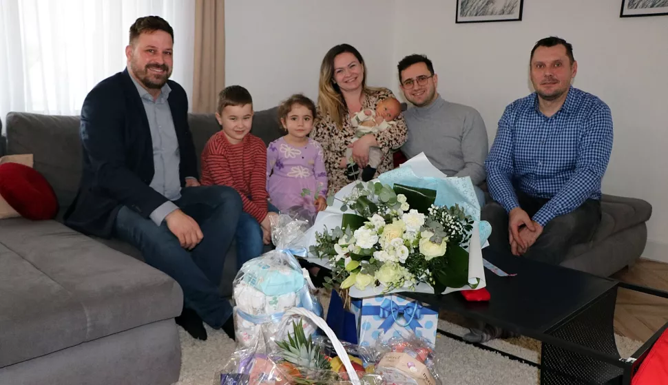 ĐAKOVO - Šimun Kolak iz Piškorevaca, rođen 3. siječnja 2025., prva je beba rođena na području Grada Đakova u (n)ovoj godini.siječanj 2025.