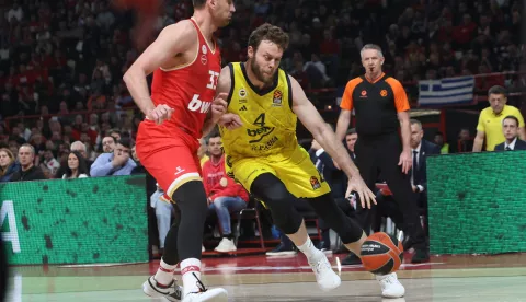 epa11850466 Olympiacos' player Nikola Milutinov in action against Fenerbahce's player Nicolo Melli (R) during the Euroleague basketball match between Olympiacos Piraeus and Fenerbahce Beko Istanbul, held at Peace and friendship stadium in Piraeus, Greece, 24 January 2025. EPA/PETE ANDREOU