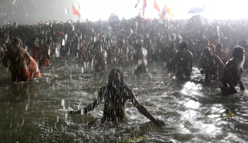 epa11823363 Hindu naked ascetic holy men, known as Naga Sadhus, take part in a sacred bathing ritual, or 'Shahi Snan', during the Kumbh Mela festival at Sangam, the confluence of the holy rivers Ganges, Yamuna and Saraswati, in Prayagraj, northern state of Uttar Pradesh, India, 14 January 2025. Hundreds of millions of pilgrims from across India are expected to gather for ritual baths at the confluence of India's sacred Ganges river, Yamuna river and the mythical Saraswati during the six-week Hindu festival held every 12 years. EPA/RAJAT GUPTA