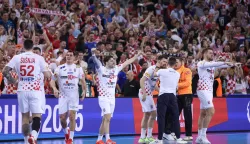 Zagreb, 28.01.2025 - Četvrtfinalni susret Svjetskog prvenstva rukometaša: Hrvatska - Mađarska. Na slici hrvatski rukometaši slave pobjedu i plasaman u polufinale Svjetskog rukometnog prvenstva.foto HINA/ Damir SENČAR/ ds