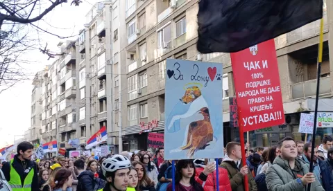 Beograd, 27.01.2025. - Nekoliko tisuća studenta beogradskog sveučilišta počelo je u ponedjeljak 24-satnu blokadu Autokomande - jednog od ključnih prometnih čvorova u Beogradu, nastavljajući time svoje prosvjede kojima su već dulje od dva mjeseca blokirali više od 60 fakulteta u sva četiri državna sveučilišna centra. Na fotografiji studenti Pravnog i tehničkih fakulteta krenuli su prema Slaviji gdje će se spojiti s ostalim kolegama i krenuti prema Autokomandi. foto HINA/ FoNet/ Milena VLAJIĆ/ ml