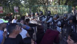 epa11857261 Members of the National Guard (GN) guard a migration station in Tapachula, Mexico, 27 January 2025. Hundreds of migrants have overwhelmed the offices of the Mexican Commission for Refugee Aid (Comar) at Mexico's southern border following new measures by US President Donald Trump, which would prevent them from advancing to that country. EPA/JUAN MANUEL BLANCO