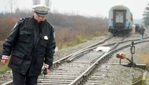 crna...andrijasevci...09.12.2009.putnicki vlak na relaciji zupanja-vinkovci naletio na kamion koji je prelazio prugu krecuci se cestom iz retkovaca prema andrijasevcima; vozac kamiona poginuofoto gordan panic